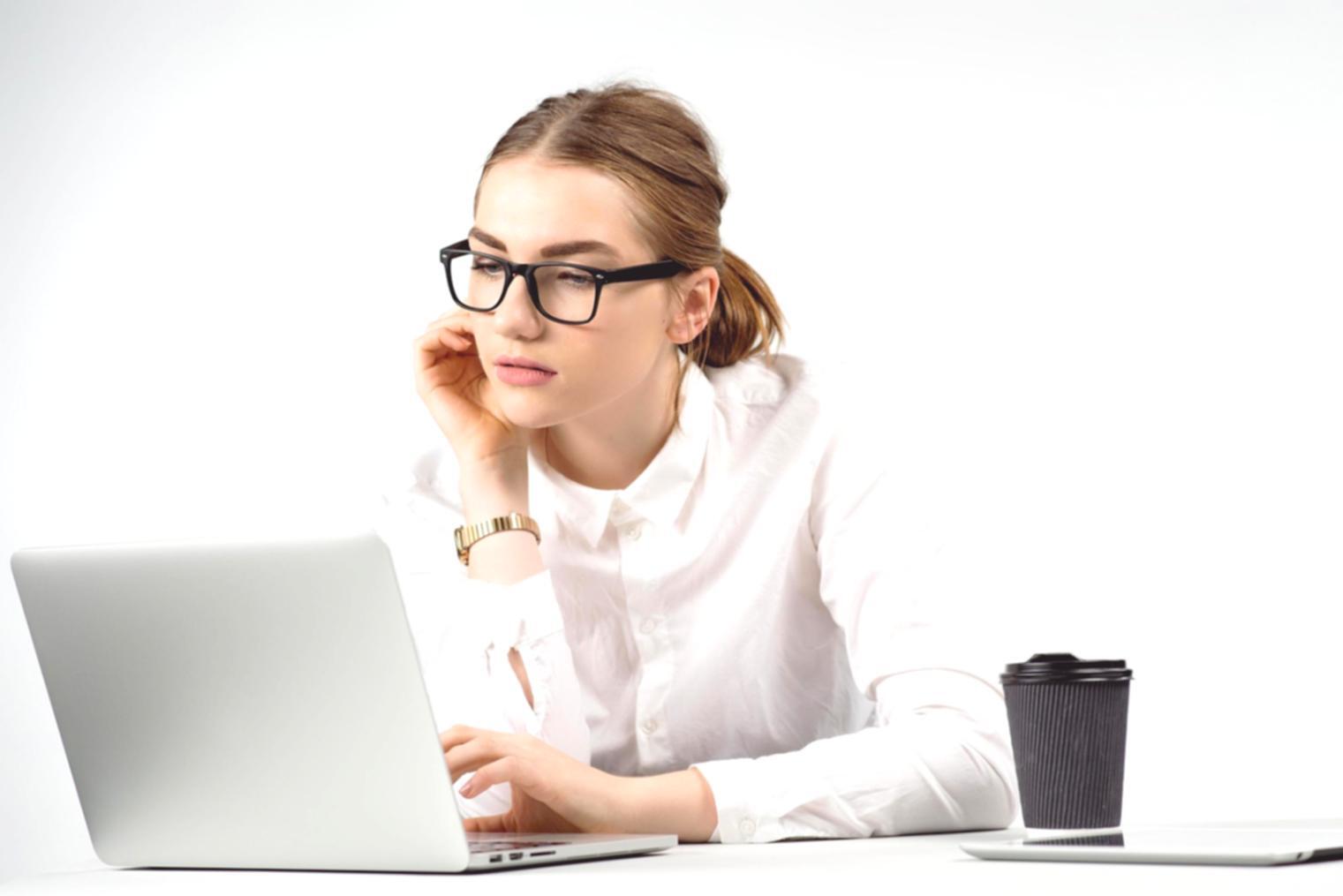 Finanzanalyse Arbeitsplatz mit detaillierten Unternehmensberichten