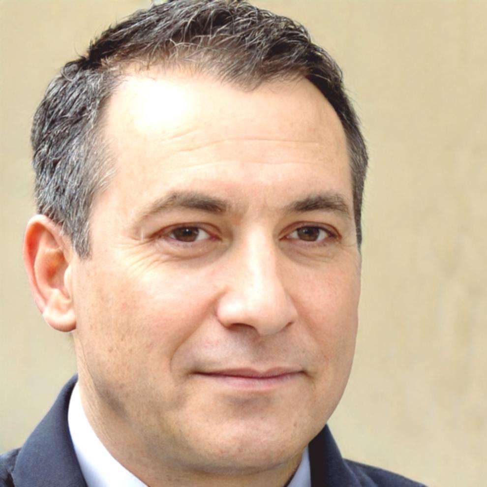 Teilnehmer Benedikt Wiesinger bei konzentrierter Arbeit im Home Office